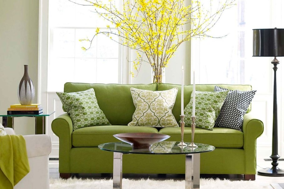 Зеленый диван в интерьере