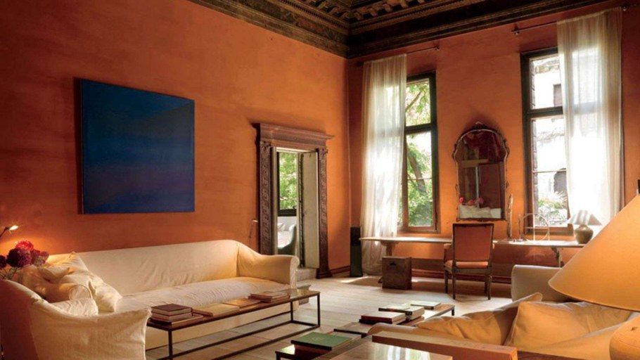 Гостиная в терракотовых тонах