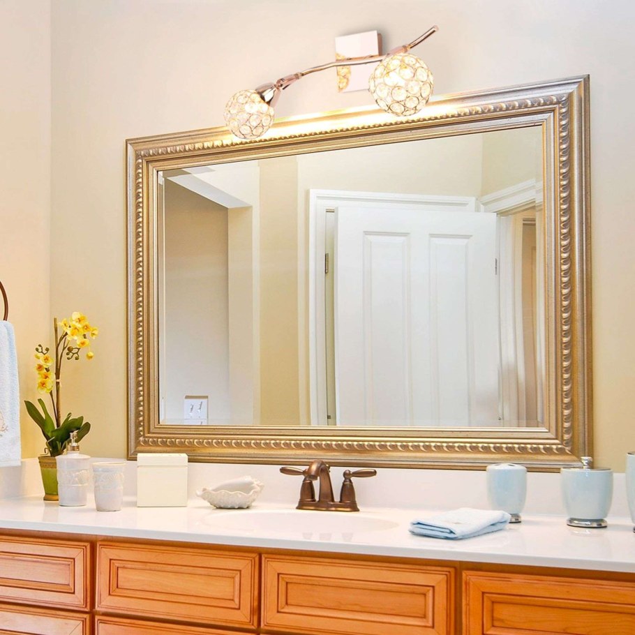 Зеркало в раме в ванную комнату