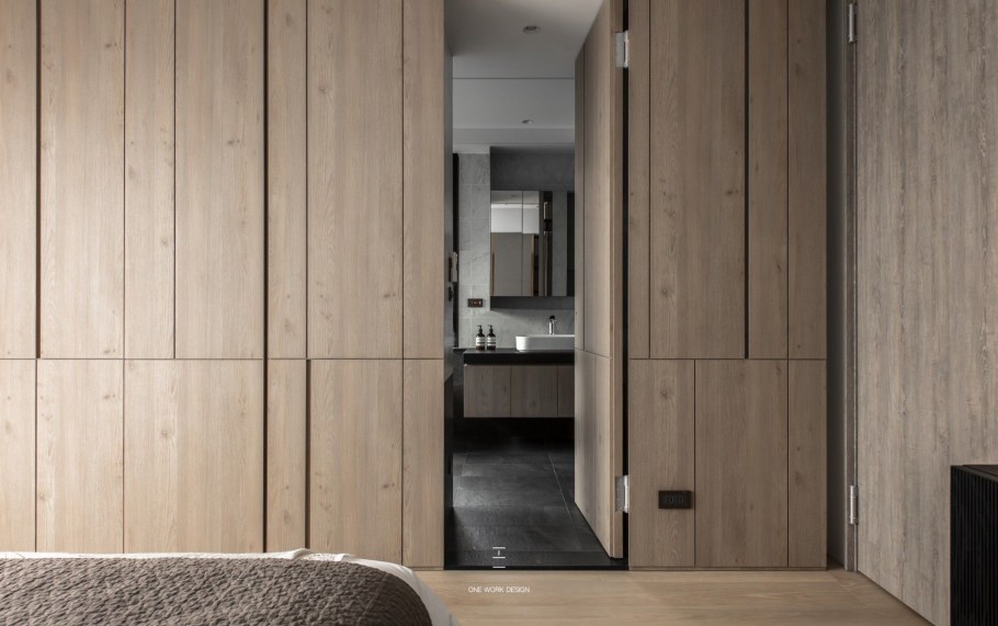 Скрытая дверь в шкафу