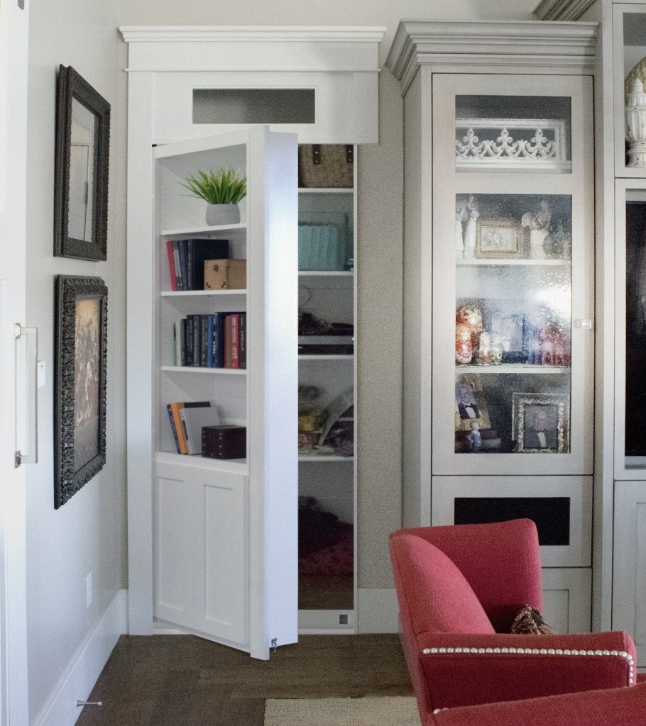 Потайная дверь шкаф