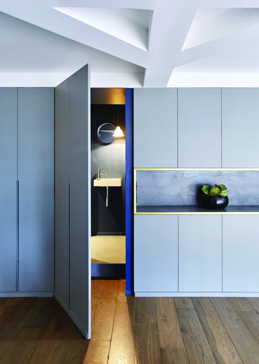 Скрытая дверь в шкафу