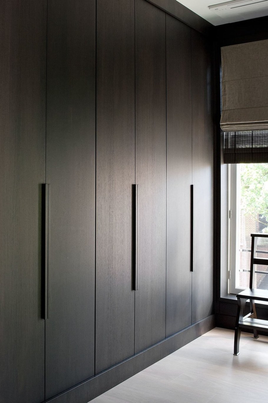 Стенной шкаф современный