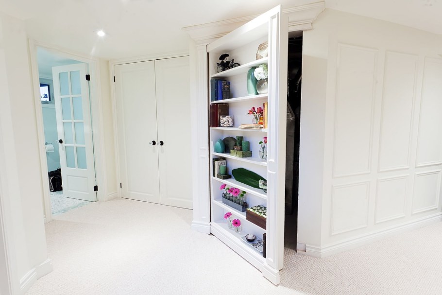 Потайная дверь в гардеробную