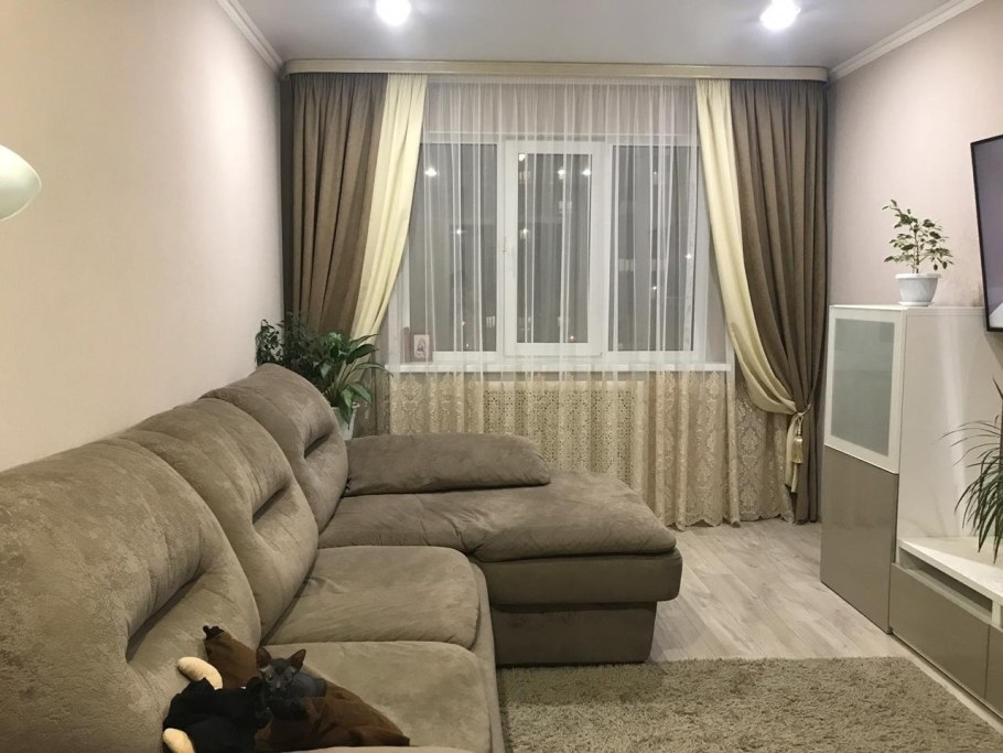 Шторы в зал с балконом