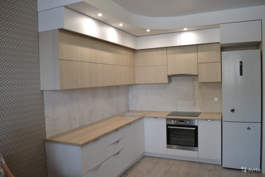 Угловая кухня в три яруса