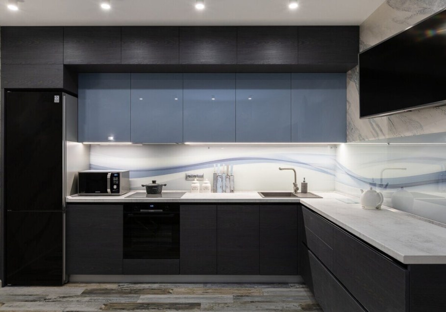 Современные кухни с антресолью