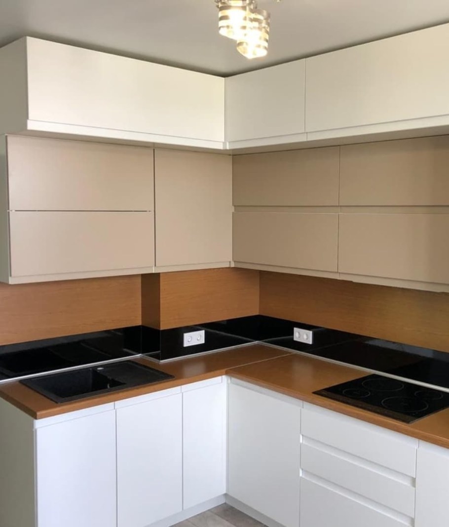 Кухня угловая белая с антресолью