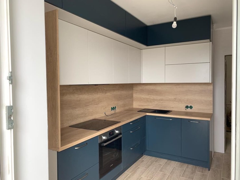 Кухня с антресолью