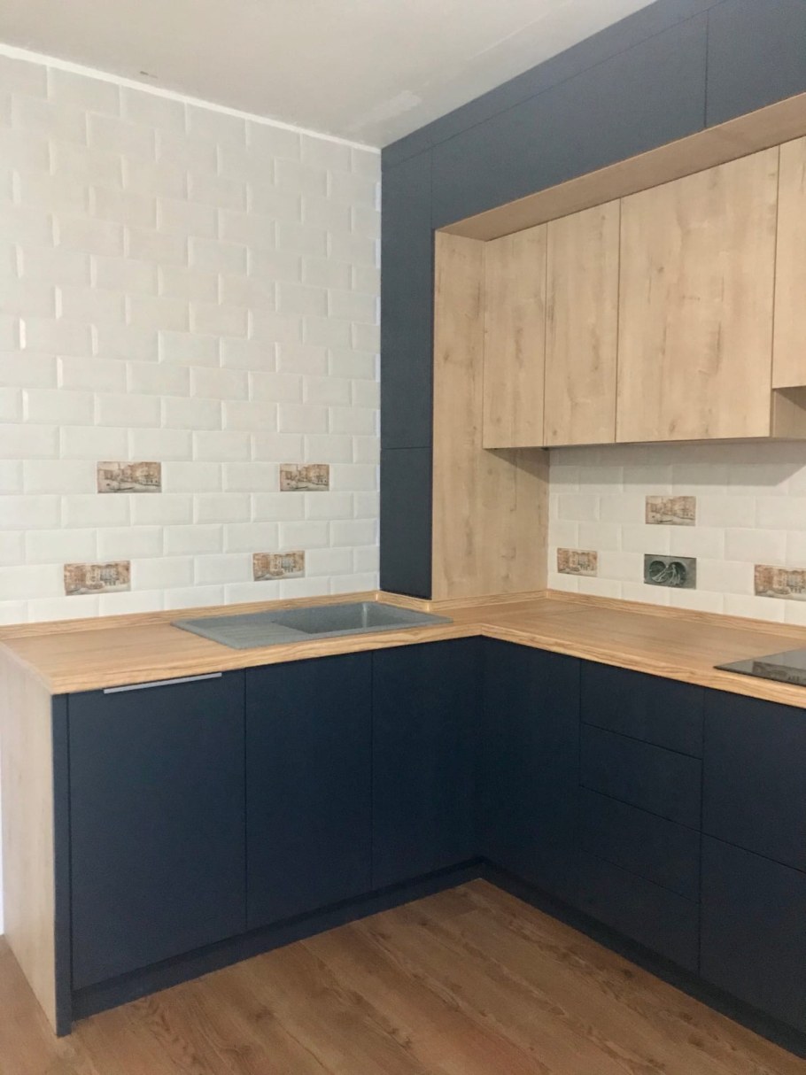 Угловая кухня с антресолями