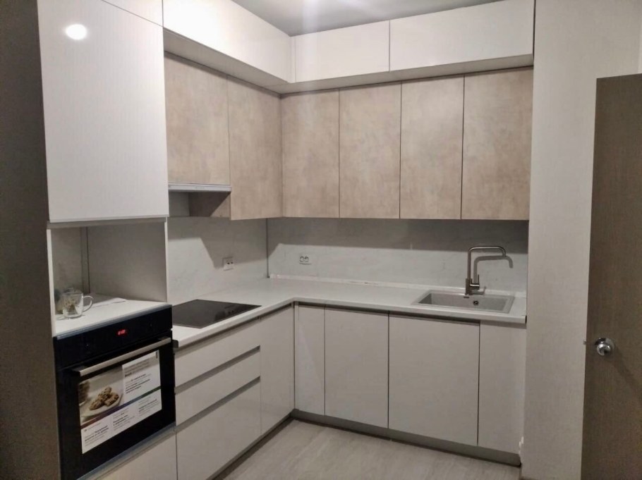 Угловая кухня с антресольными шкафами