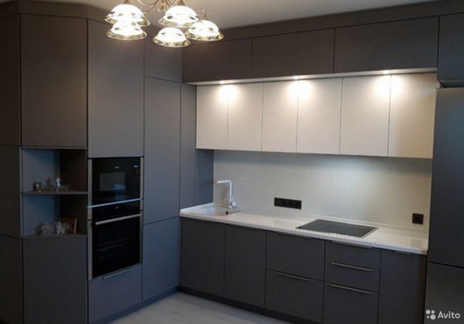 Современный кухонный гарнитур с антресолями