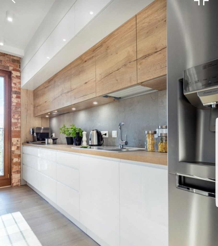 Белая кухня с антресолями