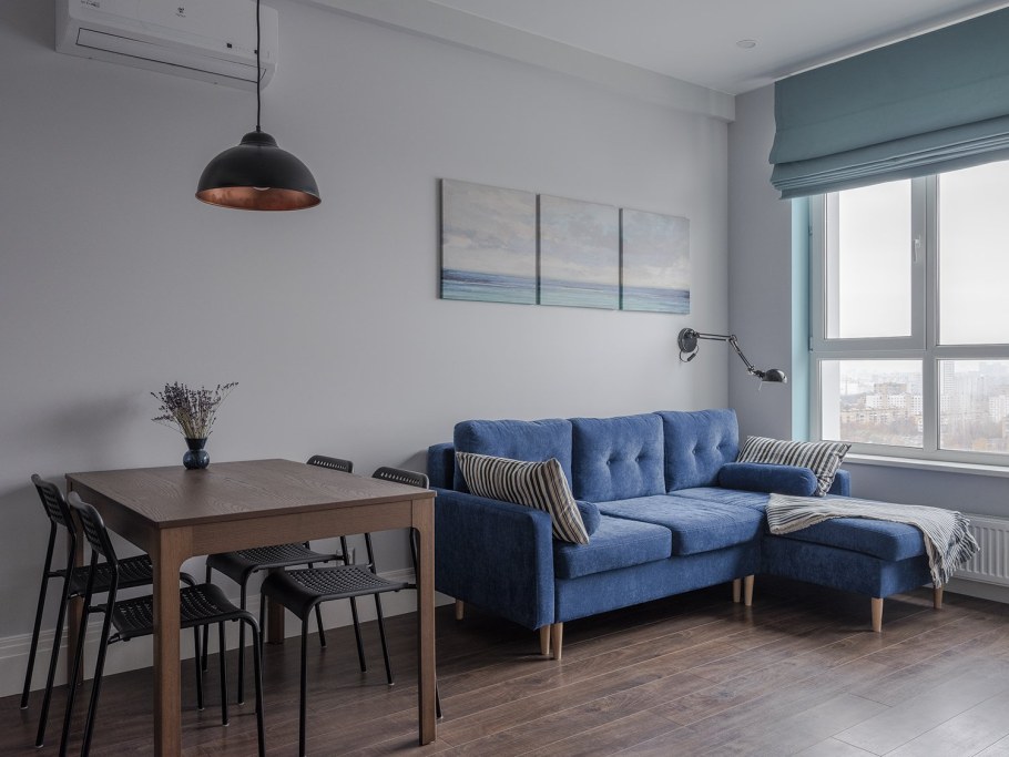 Синий диван в интерьере кухни