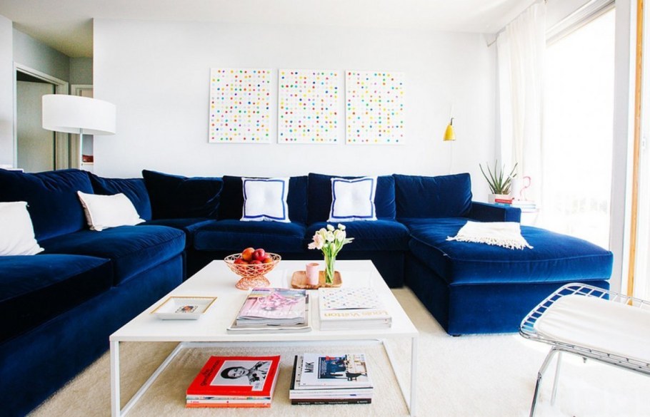 Белая гостиная с синим диваном