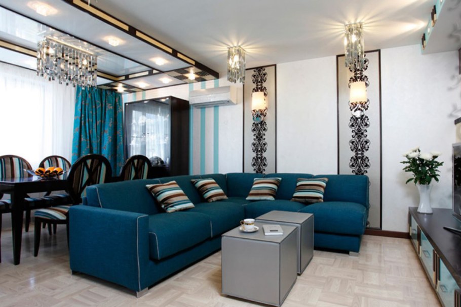 Голубой диван в интерьере гостиной