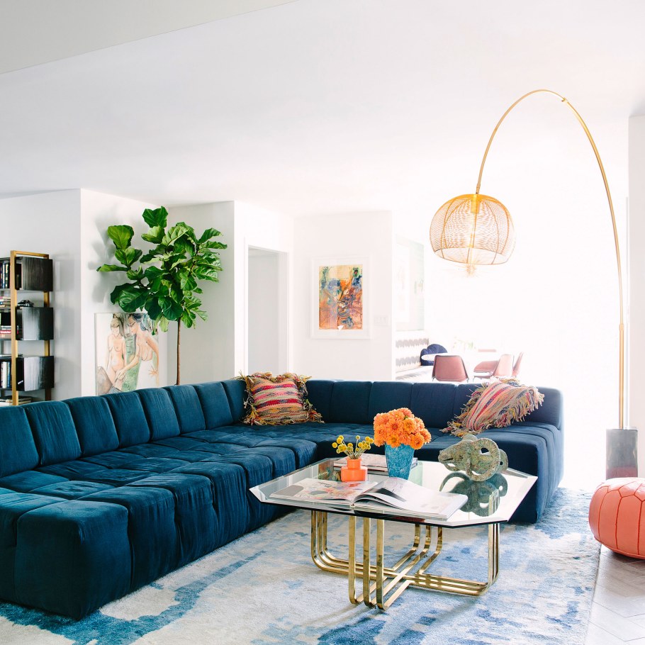 Гостиная с синим диваном