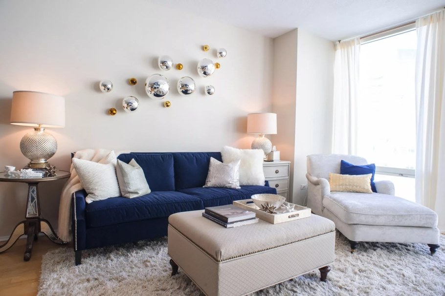 Диван в интерьере гостиной