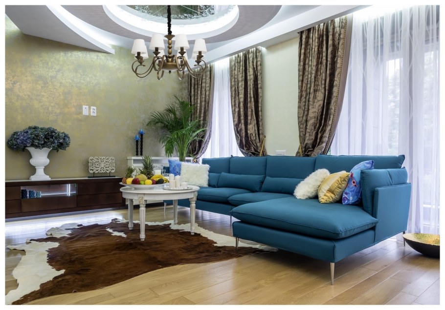 Синие диваны в интерьере гостиных
