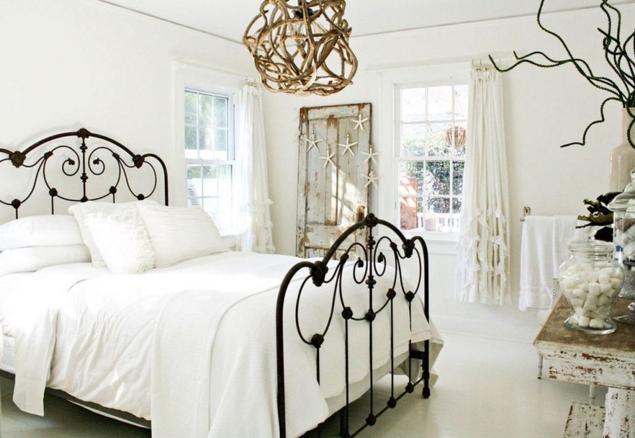 Спальня Сканди с кованной кроватью