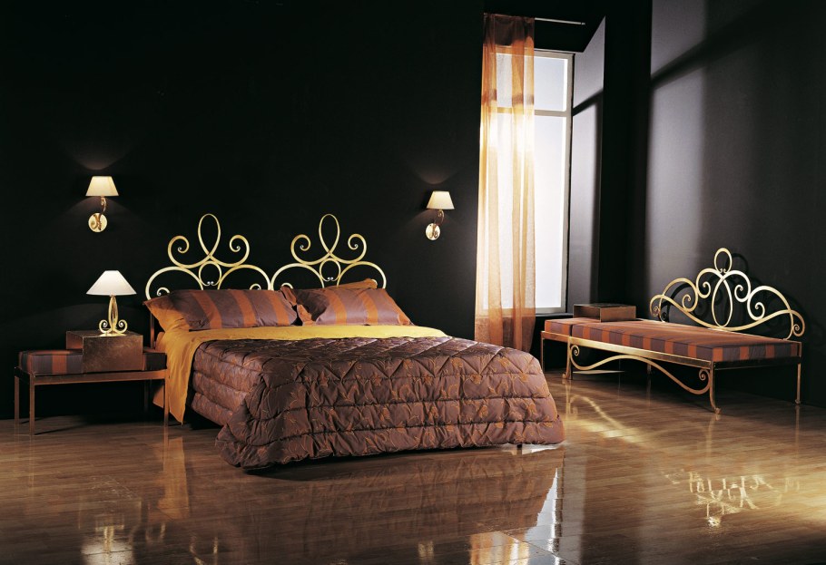 Кровать с коваными элементами