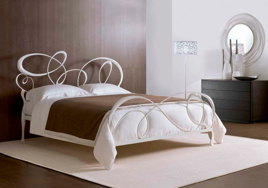 Спальня с кованной кроватью