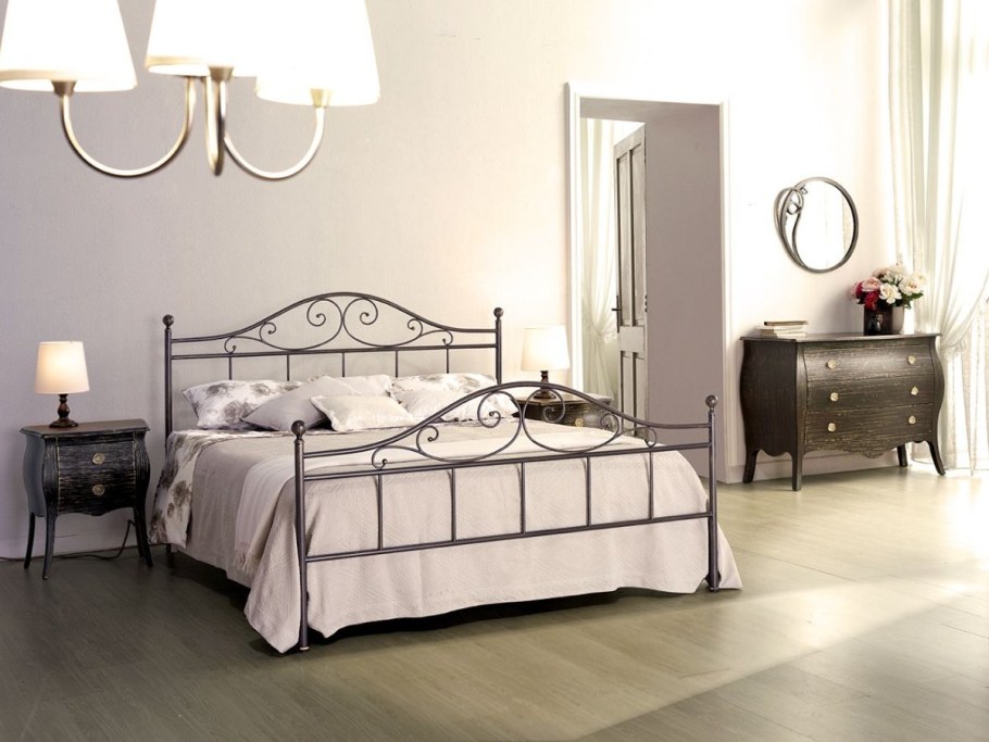 Спальня с кованой кроватью