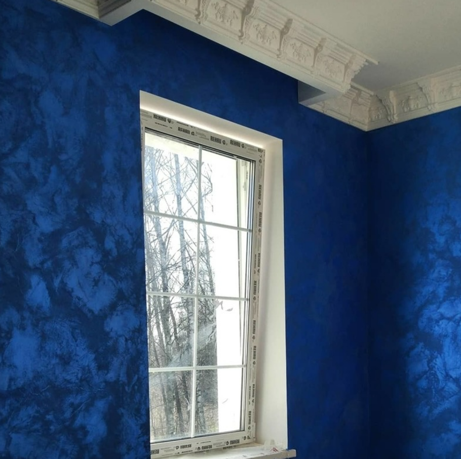 Венецианка штукатурка голубая стена