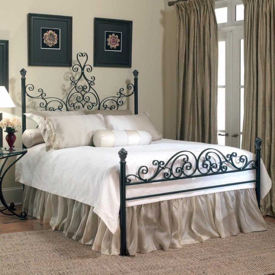 Спальня с железной кроватью