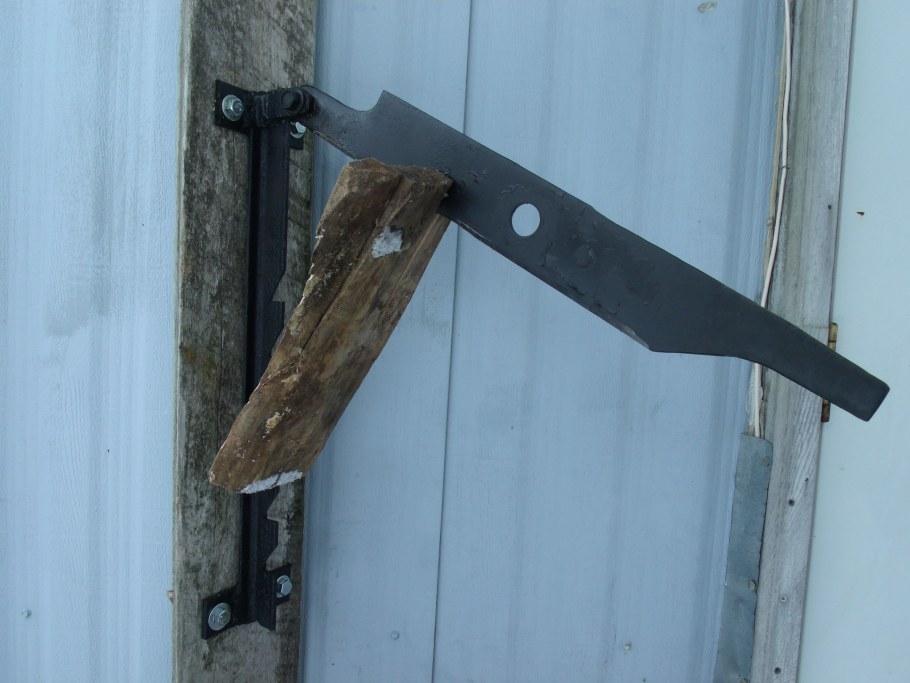 Колун настенный