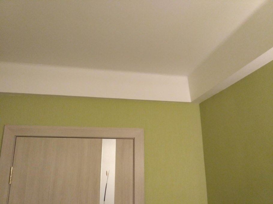 Выступы под потолком на стене