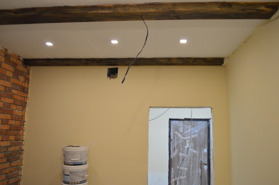 Декор несущей балки на потолке