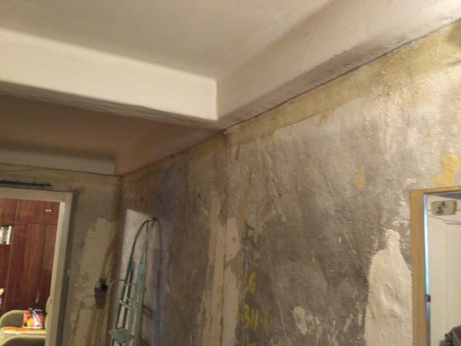 Балка в панельном доме на потолке