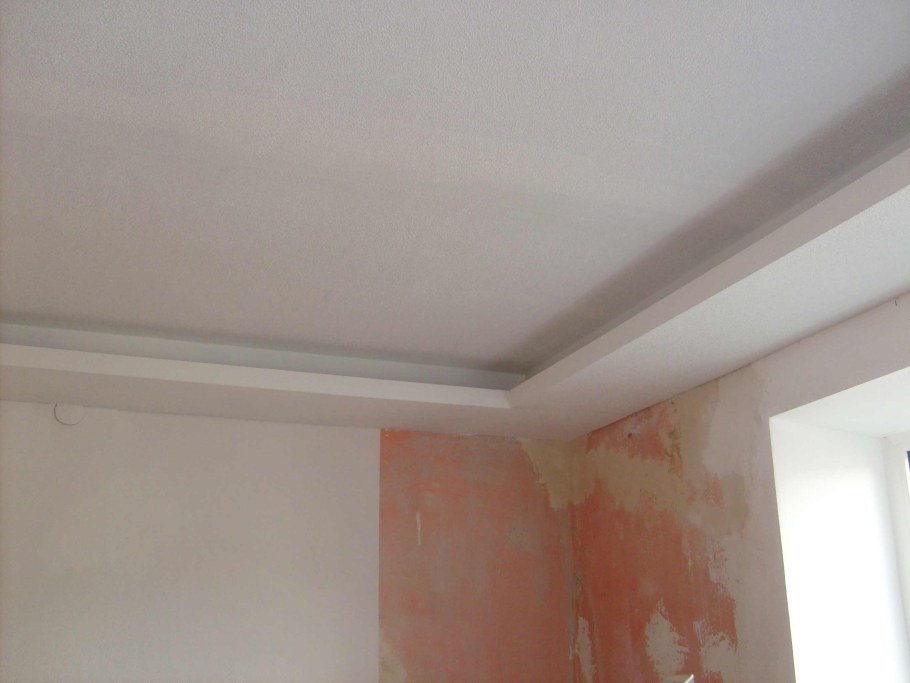 Потолок с выступом из гипсокартона