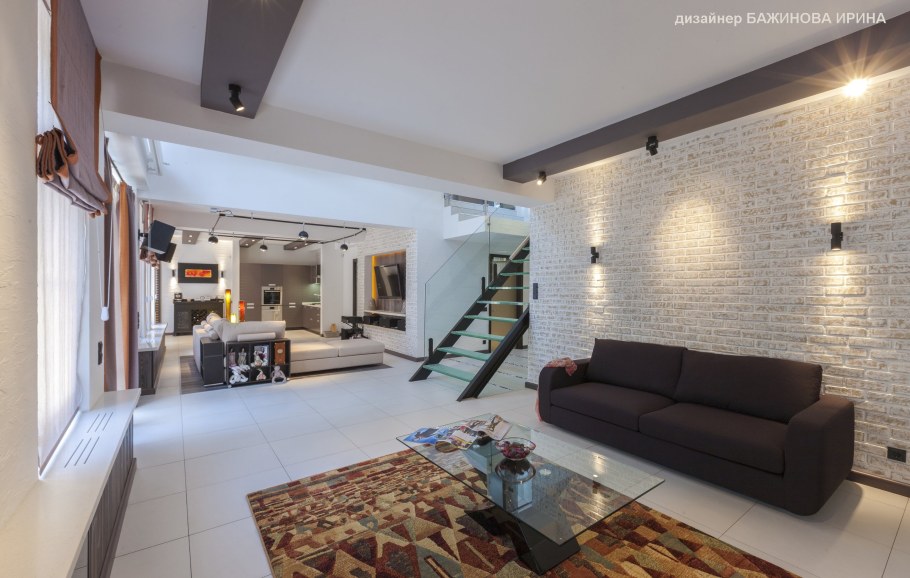 Балки на бетонном потолке в интерьере