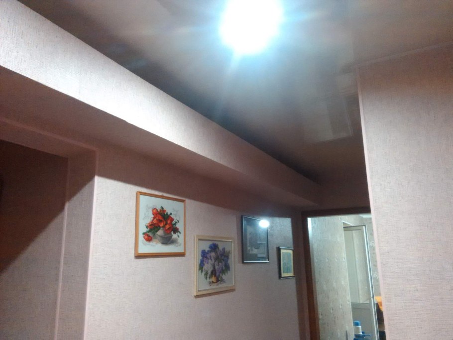 Трубы под потолком в коридоре