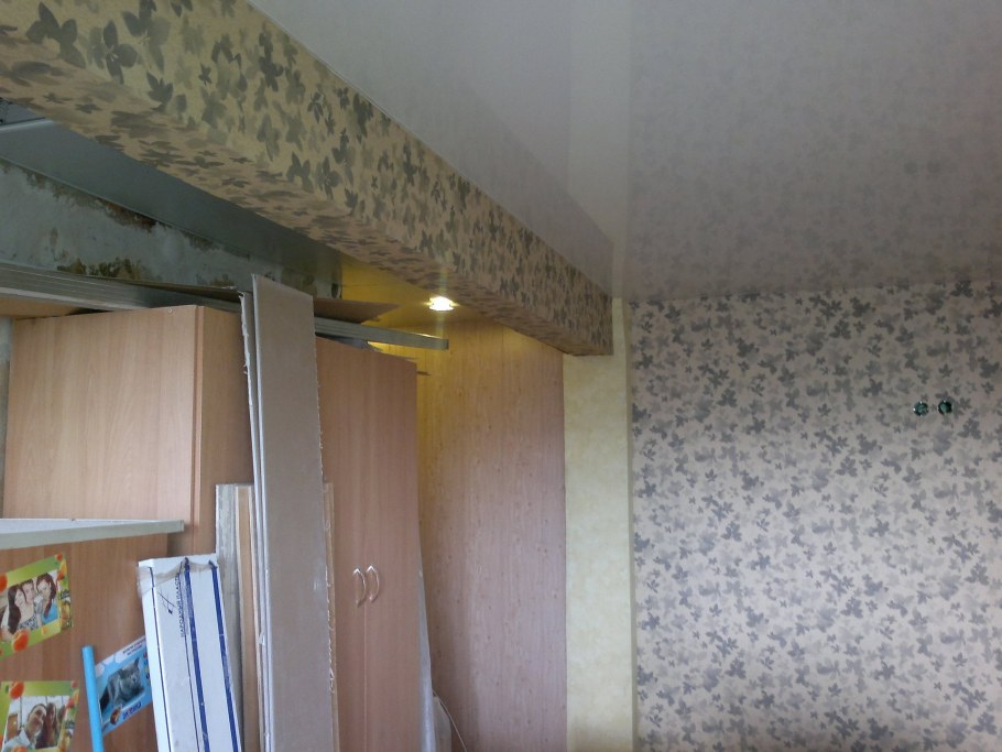 Обклеить балку на потолке обоями