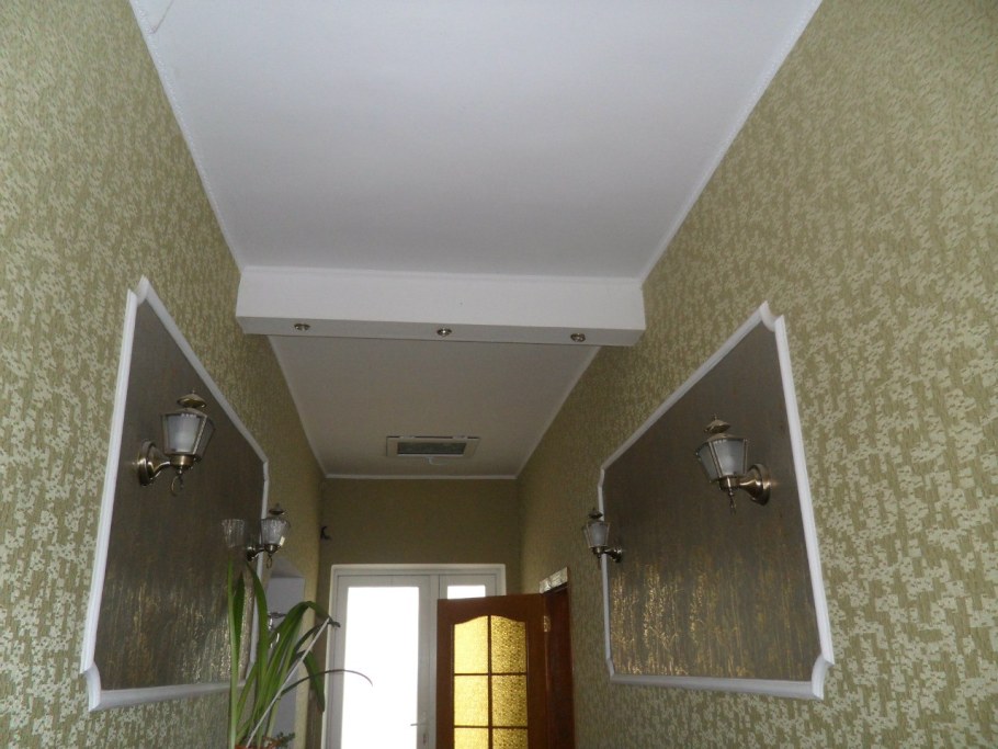 Натяжной потолок в прихожей