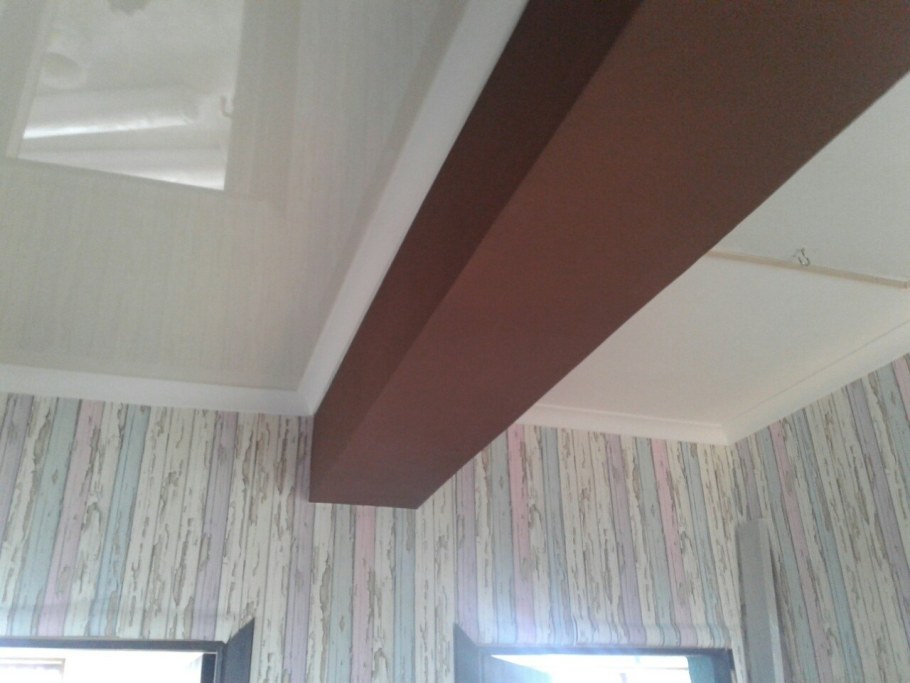 Обыграть балку на потолке