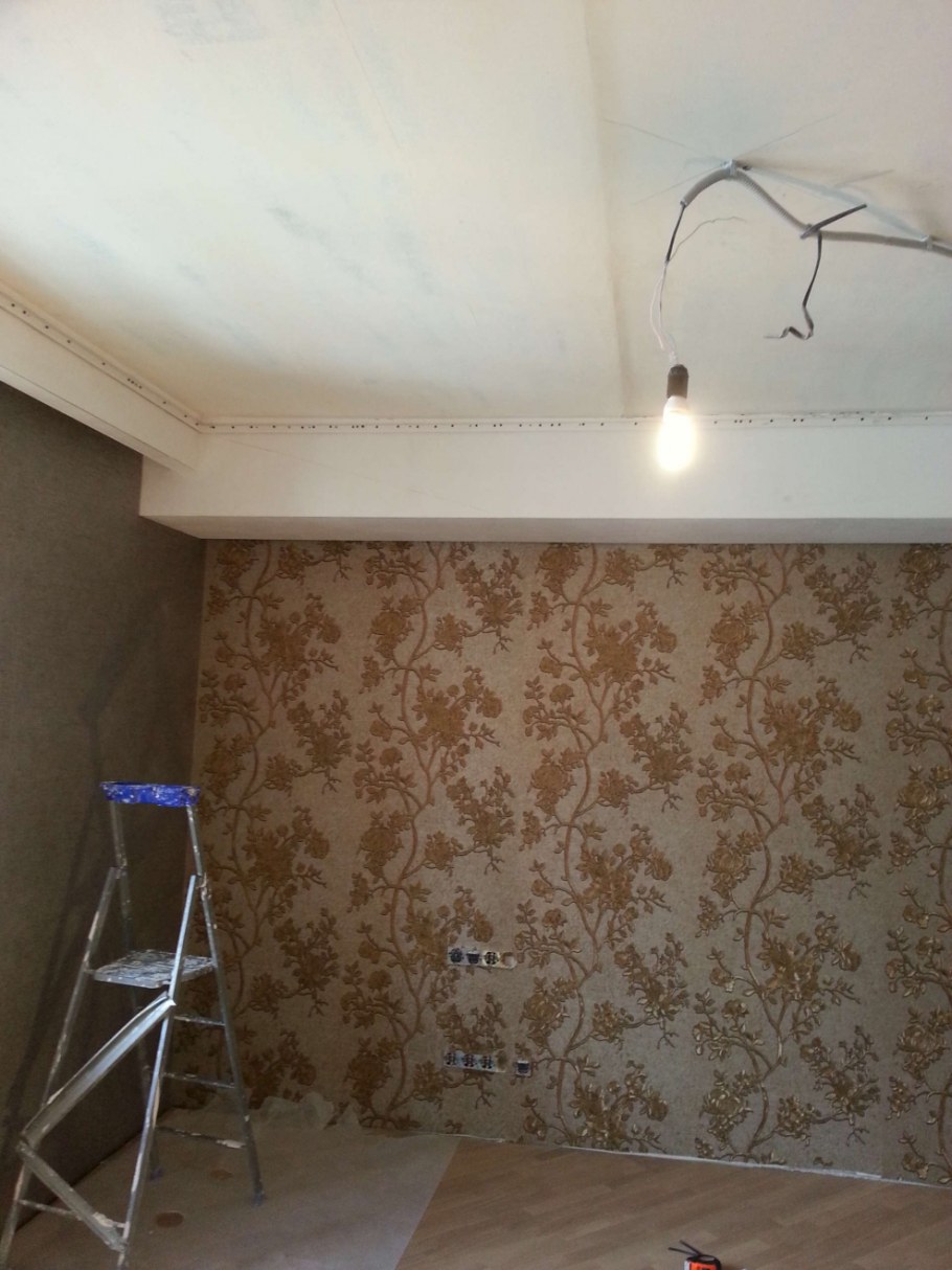 Натяжной потолок с балкой