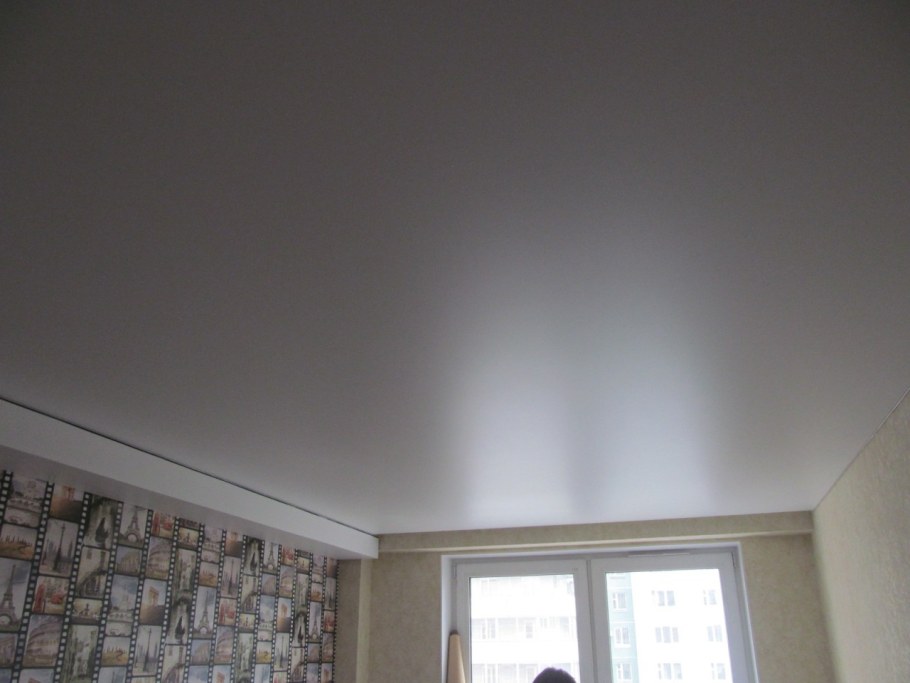 Натяжной потолок с балкой