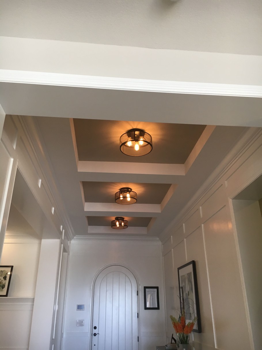 Прихожая с балкой на потолке