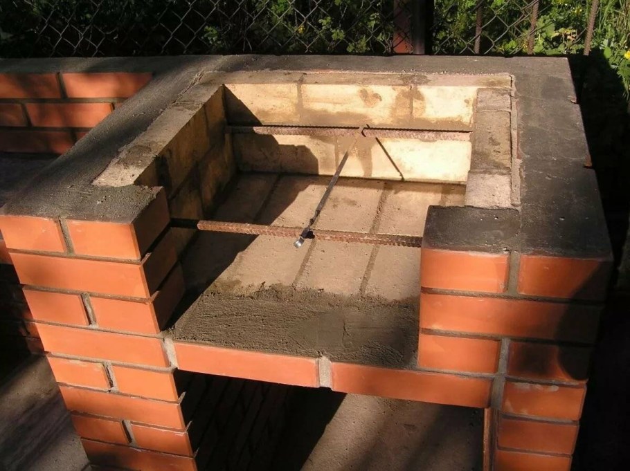 Небольшой кирпичный мангал