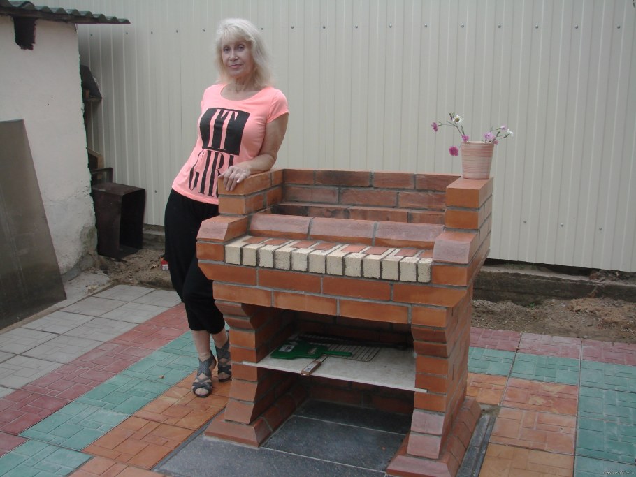 Уличный мангал из старого кирпича
