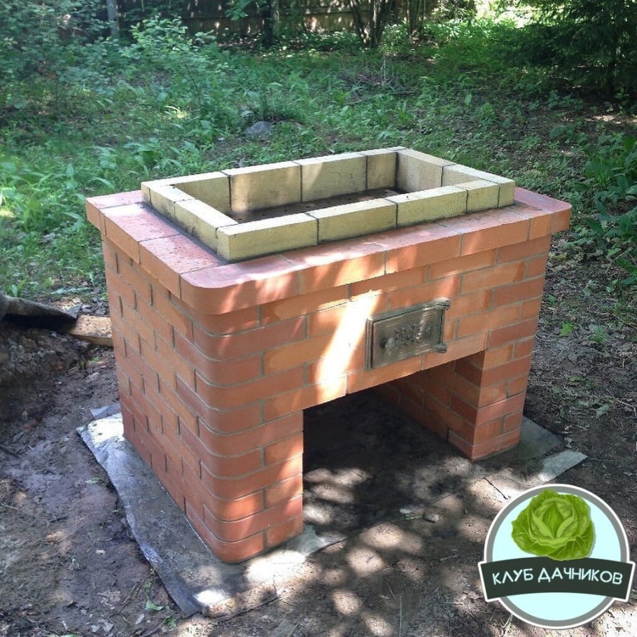Небольшой кирпичный мангал