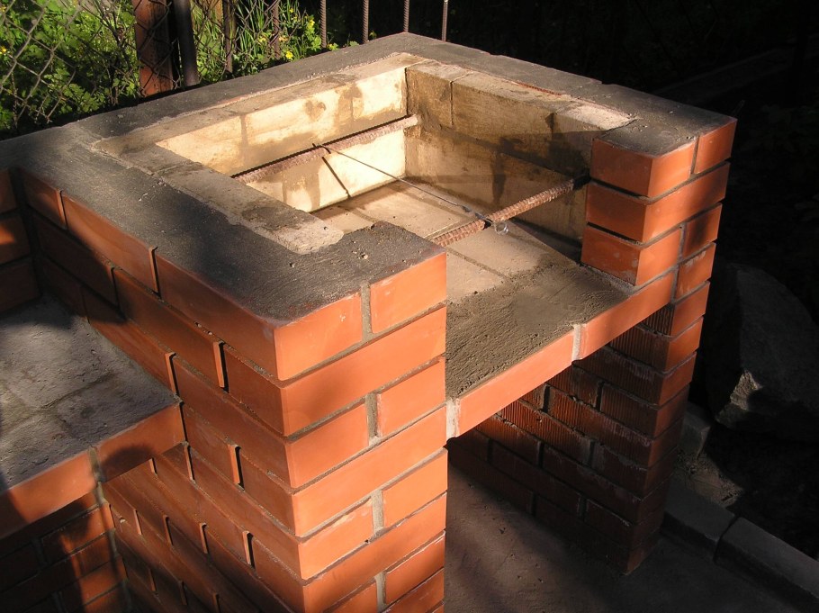 Простенький мангал из кирпича