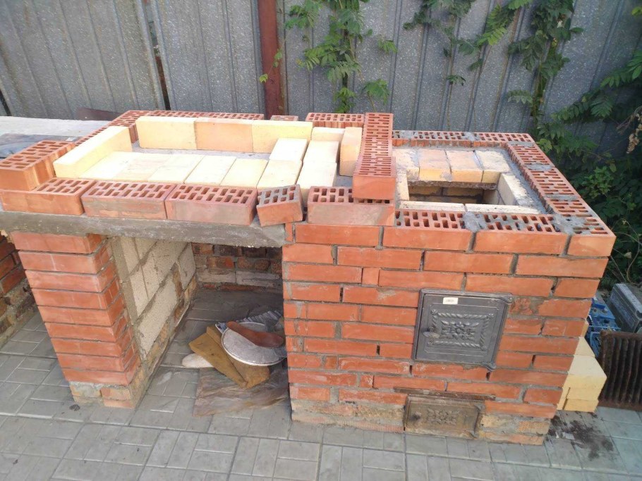 Небольшой кирпичный мангал