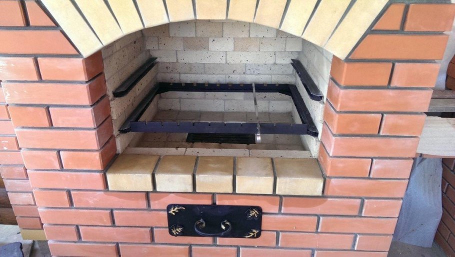 Топка барбекю из кирпича