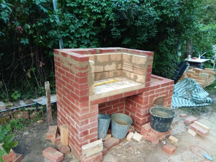 Жаровня из кирпича на даче