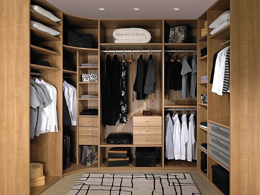 Гардероб в комнате